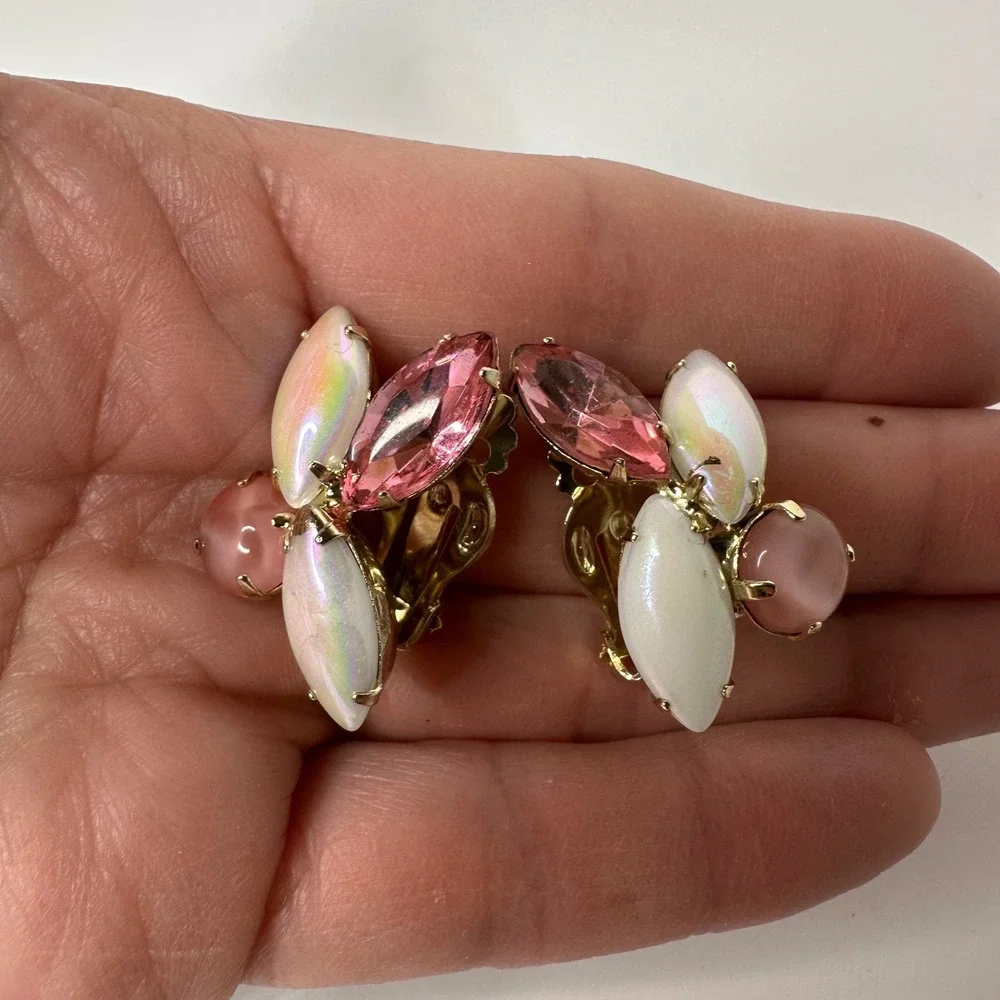 Vintage Pink‎ Iridescent Rhinestone Cluster Gold Tone Clip On Earrings Marquise